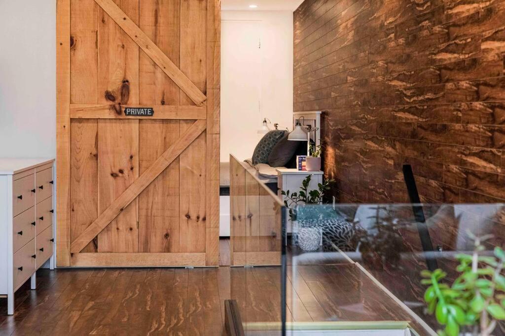 Amazing Fully Renovated Apartment On Queen St. Toronto Eksteriør billede
