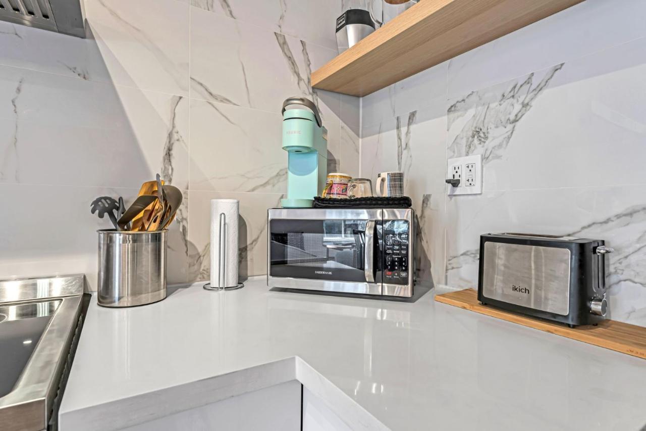 Amazing Fully Renovated Apartment On Queen St. Toronto Eksteriør billede