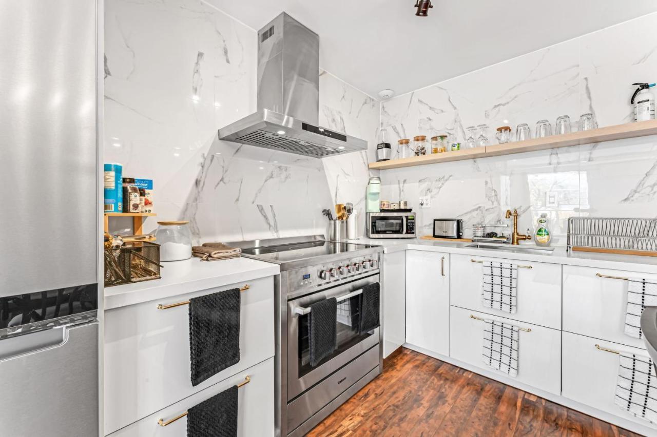 Amazing Fully Renovated Apartment On Queen St. Toronto Eksteriør billede