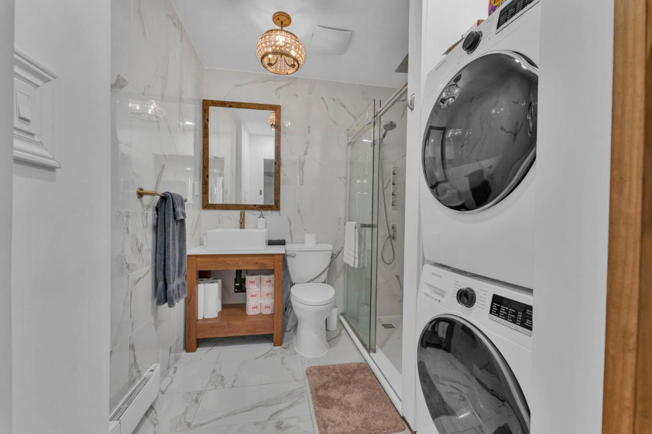 Amazing Fully Renovated Apartment On Queen St. Toronto Eksteriør billede
