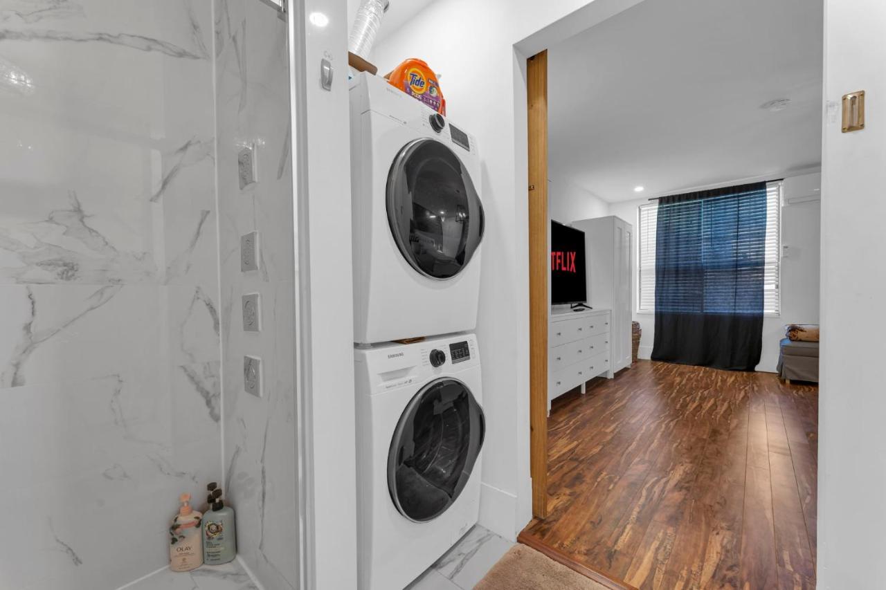 Amazing Fully Renovated Apartment On Queen St. Toronto Eksteriør billede