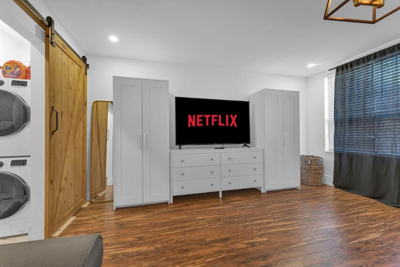 Amazing Fully Renovated Apartment On Queen St. Toronto Eksteriør billede